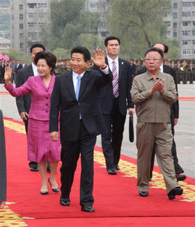El presidente surcoreano Roh Moo-hyun (izq.), junto al dictador del Norte, Kim Jong Il, en la ceremonia de bienvenida. (AP) El presidente surcoreano Roh Moo-hyun (izq.), junto al dictador del Norte, Kim Jong Il, en la ceremonia de bienvenida. (AP)