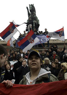 Serbios protestan contra la declaración unilateral de independencia de Kosovo. (AP) Protesta en Belgrado