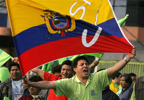 Partidarios del presidente Correa celebran la victoria de la Constituyente. (AP) Ecuador Constituyente