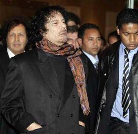 El gobernante libio Muamar el Gadafi, con sus guardaespaldas. (EL PAÍS)