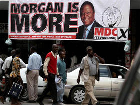 Cartel de la campaña presidencial del líder opositor Morgan Tsvangirai. (AP) Zimbabue