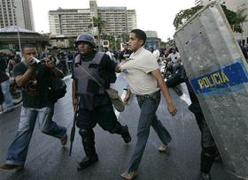 Policía antidisturbios arresta a un estudiante durante las protestas. (AP) Protestas en Venezuela