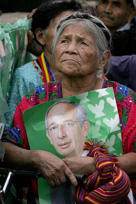 Elecciones en Guatemala. Una simpatizante del candidato Álvaro Colom (centroizquierda), porta su retrato. (AP)