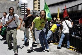 Manifestantes consiguen entrar en la sede del Congreso ecuatoriano. (AP) Protestas en Ecuador