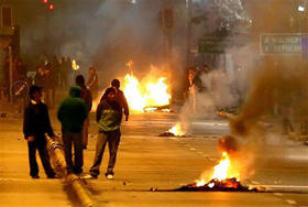 Manifestantes prendieron fuego a barricadas en las calles durante el aniversario del golpe contra Allende. (AP) Chile