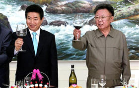 Los gobernantes Roh Moo-hyun (izq.) y Kim Jong Il brindan tras firmar acuerdos en Pyongyang. (AP / YONHAP) Los gobernantes Roh Moo-hyun (izq.) y Kim Jong Il brindan tras firmar acuerdos en Pyongyang. (AP / YONHAP)
