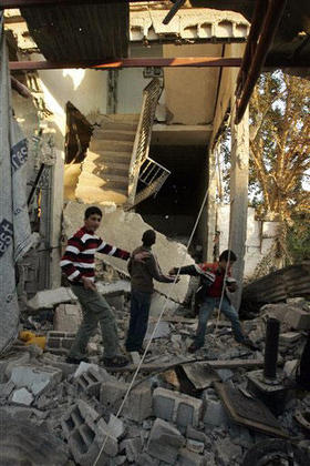Jóvenes palestinos en una casa devastada por un ataque israelí. (AP) Jóvenes Palestinos