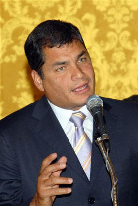 El presidente de Ecuador, Rafael Correa, habla en Quito. (AP)4 de octubre de 2007.