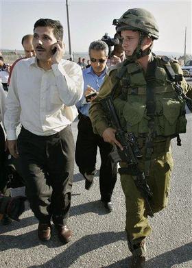 Nasser Shaer, viceprimer ministro palestino, a la izquierda, sale de la cárcel. (AP) Nasser Shaer