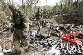 Soldados ecuatorianos en el campamento de las FARC atacado por el Ejército colombiano. (AP) Campamento de las FARC