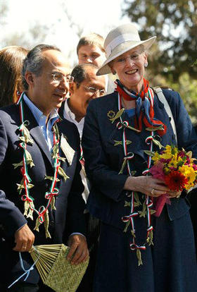 El presidente Felipe Calderón, junto a la reina Margarita II de Dinamarca, durante su visita a México