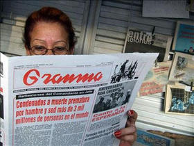 Una habanera lee la edición de 'Granma' que publica un 'artículo' de Castro sobre el etanol y los alimentos
