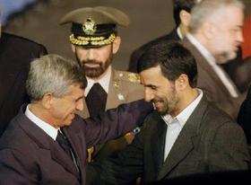 El ministro de la Pesca cubano recibe al presidente de Irán, Mahmoud Ahmadinejad (dcha.)