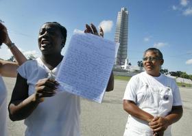 Berta Soler (izq.), esposa del opositor preso Ángel Moya, protesta frente a la Plaza de la Revolución