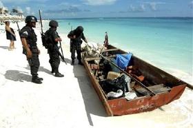 Embarcación abandonada por seis cubanos que arribaron a las costas de Cancún recientemente