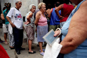 Una cola para comprar huevos en La Habana