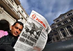 Un habanero lee el diario oficialista 'Granma'