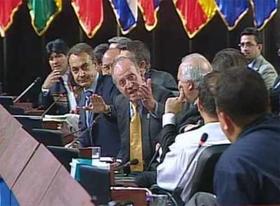 El rey Juan Carlos I replica a Chávez: '¿por qué no te callas?'. (EFE)