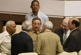 De izquierda a derecha: Juan Almeida, Ricardo Alarcón, Raúl Castro, Abelardo Colomé, José Luis Rodríguez y Carlos Lage
