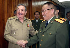 Raúl Castro recibe al ministro de Defensa chino Cao Gangchuan