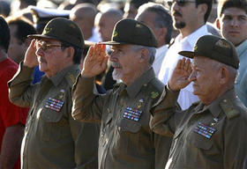 Raúl Castro (izq.), junto a los 'Comandantes' Ramiro Valdés (centro) y Guillermo García, en una ceremonia en honor al Che
