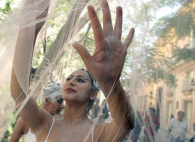 Un performance callejero en La Habana