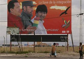 Cartel de alabanza a Chávez, Castro y Morales en la ciudad boliviana de El Alto