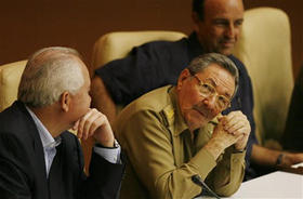 Raúl Castro y Carlos Lage, durante la firma de acuerdos económicos con Venezuela