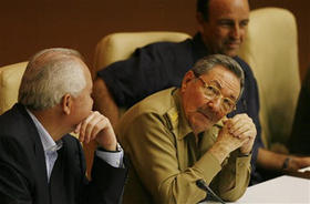 Raúl Castro y Carlos Lage, durante la firma de acuerdos económicos con Venezuela. (AP) Raúl Castro y Carlos Lage, durante la firma de acuerdos económicos con Venezuela