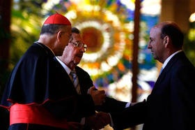 Tarcisio Bertone, Raúl Castro y Carlos Lage, durante la visita a La Habana del secretario de Estado del Vaticano