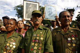 Veteranos cubanos, durante una ceremonia por el aniversario 48 de la entrada de Castro en La Habana