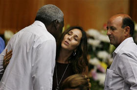 Mariela Castro Espín (al centro), durante los funerales de su madre, junto a los miembros del Politburó Esteban Lazo (izq.) y Carlos Lage