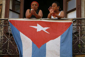 Mujeres en un balcón habanero, el 1 de enero de 2008