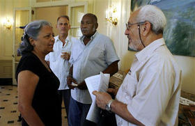 Representantes de las organizaciones Asamblea para Promover la Sociedad Civil y Todos Unidos.  (AP)