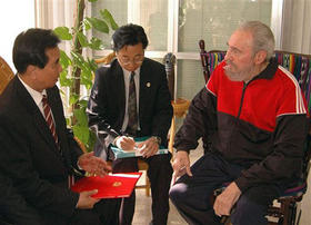 Fidel Castro, durante su conversación con Wu Guanzheng, miembro del Partido Comunista de China
