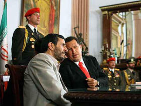 El presidente iraní Mahmud Ahmadineyad (izq.) conversa con Hugo Chávez