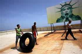 Habaneros 'juegan' en el Malecón con una balsa de aire