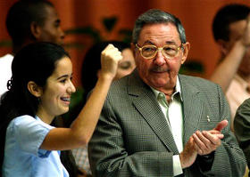 Raúl Castro, junto a Patricia Flechilla, presidenta de la gubernamental Federación de Estudiantes de la Enseñanza Media