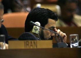 Un miembro de la delegación iraní duerme durante la sesión final de la Cumbre de los NOAL