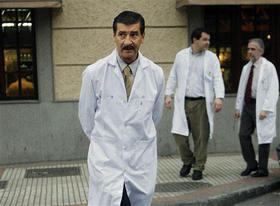 El cirujano español José Luis García Sabrido (en primer plano), de camino al hospital Gregorio Marañón