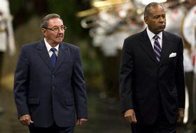 Raúl Castro, durante el recibimiento al primer ministro de Trinidad y Tobago, Patrick Manning. (AP)