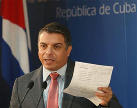 El canciller Felipe Pérez Roque anuncia de la firma de dos tratados internacionales sobre derechos humanos. (AP)