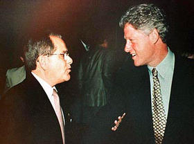 Jorge Mas Canosa, fundador de la Fundación Nacional Cubano Americana (izq.), junto a Bill Clinton