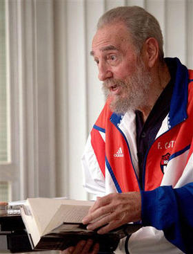 Fidel Castro hojea el nuevo libro de Alan Greenspan