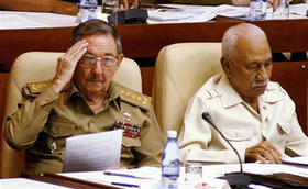 Raúl Castro y Juan Almeida, durante la sesión final de 2006 de la Asamblea Nacional
