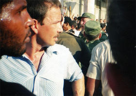 Fidel Castro, rodeado de simpatizantes y guardaespaldas, al acudir varias horas después a la zona de las protestas, el 5 de agosto de 1994