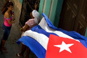 Dos mujeres conversan en una calle de La Habana