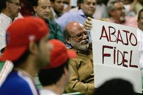 Aficionado en el estadio boricua Hiram Bithorn. (AP) Aficionado en el estadio boricua Hiram Bithorn