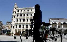 Un cubano, en bicicleta, por las calles de la Habana Vieja