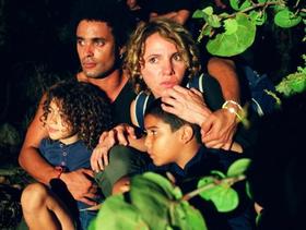 Cubanos esperan una embarcación. Fotograma del filme 'Habana Blues'.